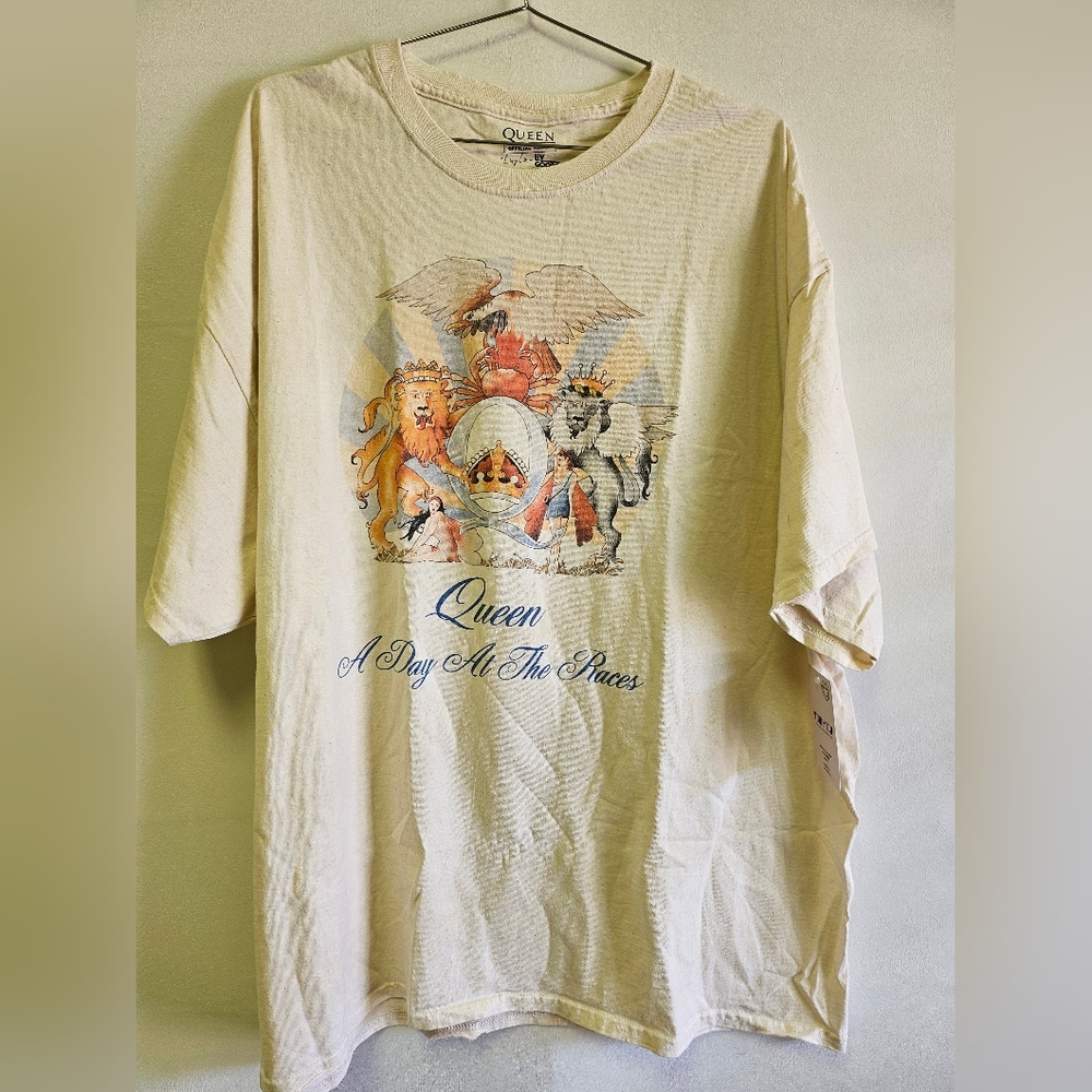 LivyLu Queen A Day At The Races Off White Distressed T-Shirt Sz. 2XL *NWT*